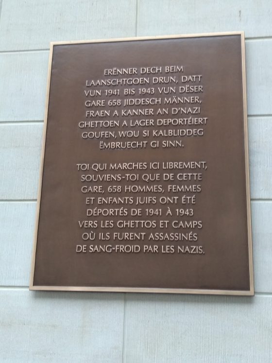 Commemorative plaque in French and Luxembourgish to remember the 658 men, women and children who were deported from 1941 to 1943 to camps where they were assassinated by the Nazis.