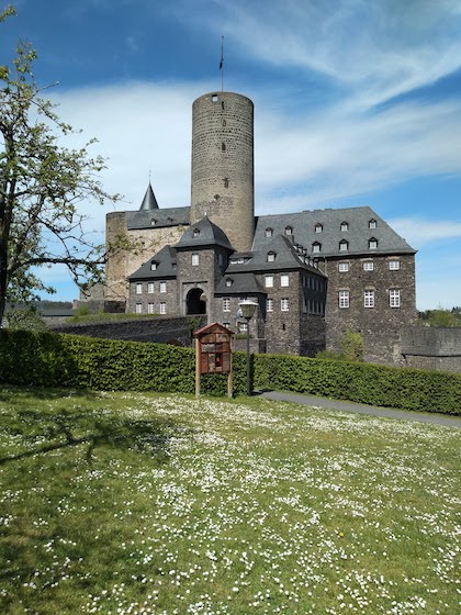 Mayen castle and Bee castle